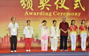 Cérémonie de remise de médailles avec Maître SUN de la lignée du taiji quan style SUN.